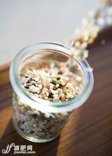 酵母粉中含有優(yōu)質(zhì)膳食纖維，可有效增加飽腹感，以免你吃下太多食品。