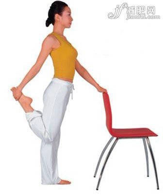 左手繼續(xù)扶于椅背以穩(wěn)住重心