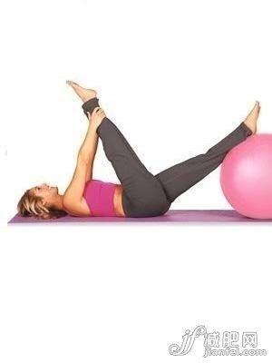 練瑜伽球減肥動(dòng)作讓臀部更翹