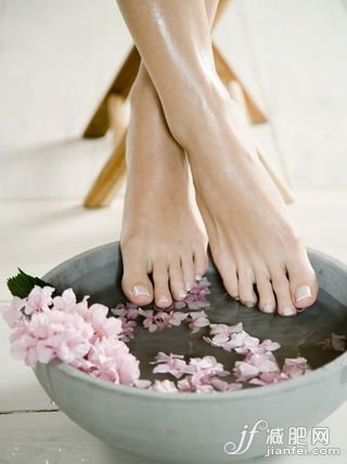 腿部水腫這么做