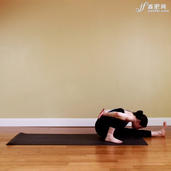 小腿肌肉發(fā)達(dá)的姑娘們：10個(gè)瑜伽動(dòng)作瘦小腿