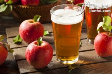 威士忌,含酒精飲料,蘋果,秋天,啤酒_gic13466526_Hard Apple Cider Ale_創(chuàng)意圖片_Getty Images China