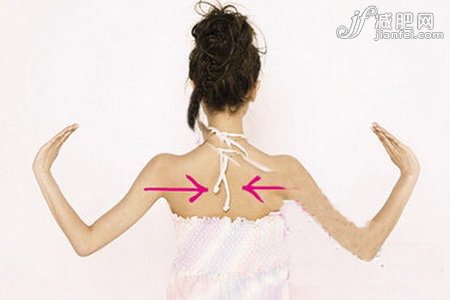 模特示范背部矯正操 打造性感挺拔美背