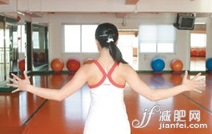 簡(jiǎn)單四招纖臂瘦背 一舉兩得