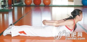 簡(jiǎn)單四招纖臂瘦背 一舉兩得