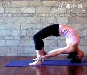 想要豐滿爆乳就練4式豐胸瑜伽動(dòng)作