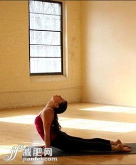 想要豐滿爆乳就練4式豐胸瑜伽動(dòng)作