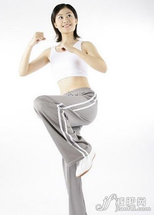 左右抬腿，消除大腿贅肉