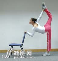 辦公室中練瑜伽 一把椅子保護(hù)脊椎健康