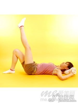 示范簡單塑形瘦腿毛巾操(圖)