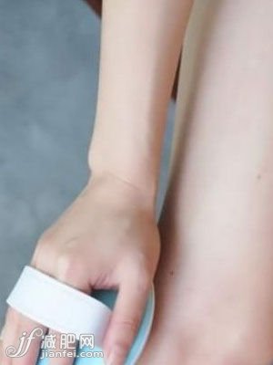 按摩器等小工具有助于腿部塑形