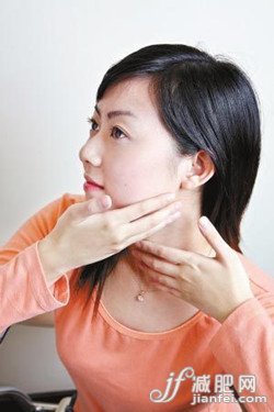 8式瘦臉瑜伽動(dòng)作 締造完美下額美人臉