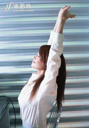 雙臂后展抻肩防胸下垂
