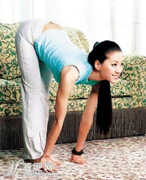 三式瑜伽減肥動(dòng)作 美女教練帶你塑造S曲線
