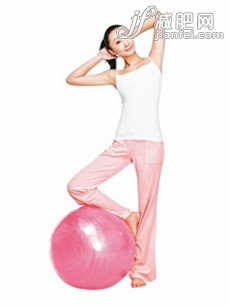 易堅持瑜伽球減肥操 打造氣質“白富美”