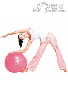 易堅持瑜伽球減肥操 打造氣質(zhì)“白富美”