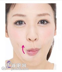 2.用舌頭從下往上描摹法令線。