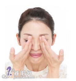 2.用兩手小指的一側(cè)放到臉頰骨上。