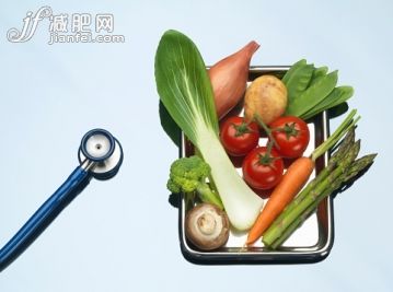 食品,餐盤,自然,健康保健,影棚拍攝_565785951_Stethoscope beside tray of fresh vegetables_創(chuàng)意圖片_Getty Images China