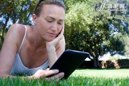 趴著看書(shū)、玩手機(jī)時(shí)瘦臀提臀