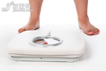 人,圖像,生活方式,影棚拍攝,室內(nèi)_134097037_Awaiting the moment of truth! Bathroom scale_創(chuàng)意圖片_Getty Images China