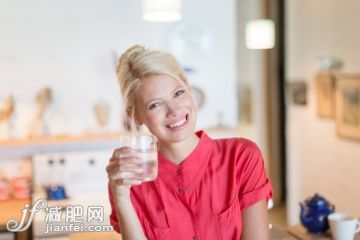 廚房,人,飲食,休閑裝,生活方式_507833195_Woman having glass of water in kitchen_創(chuàng)意圖片_Getty Images China