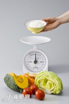 燈籠椒,碗,瘦身,食品,飲食_gic7218418_Bowl of rice being measured on a weight scale, with a variety of vegetables_創(chuàng)意圖片_Getty Images China 燈籠椒,碗,瘦身,食品,飲食_gic7218418_Bowl of rice being measured on a weight scale, with a variety of vegetables_創(chuàng)意圖片_Getty Images China