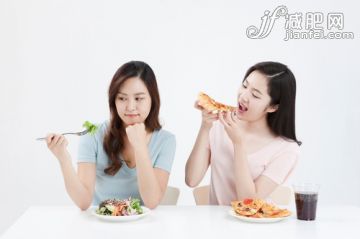 25歲到29歲,室內,白色背景,T恤,食品_gic12732888_two women eating healthy and unhealthy food_創(chuàng)意圖片_Getty Images China