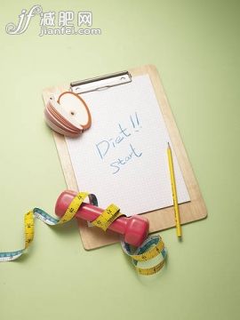 室內(nèi),啞鈴,鍛煉,數(shù)字,紅色_gic13880617_Dumbbell and tapeline,diet note_創(chuàng)意圖片_Getty Images China