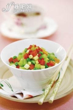 蔬菜,胡蘿卜,筍,黃瓜,豌豆_3b3a12259_胡蘿卜豌豆黃瓜筍丁_創(chuàng)意圖片_Getty Images China