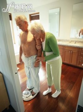 身體關(guān)注,瘦身,攝影,秤,浴室秤_a0071-000475b_Man on Bathroom Scales_創(chuàng)意圖片_Getty Images China 身體關(guān)注,瘦身,攝影,秤,浴室秤_a0071-000475b_Man on Bathroom Scales_創(chuàng)意圖片_Getty Images China