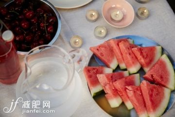 桌子,戶外,水壺,庭院,聚會(huì)_176636296_Fresh watermelon slices on table at garden party_創(chuàng)意圖片_Getty Images China