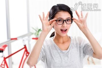 商務(wù),休閑,肖像,眼鏡,時(shí)尚_291af78d9_快樂(lè)的青年女性_創(chuàng)意圖片_Getty Images China