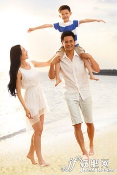 自然,家庭,飛,父親,赤腳_9bc790a90_一家三口在沙灘上玩耍_創(chuàng)意圖片_Getty Images China