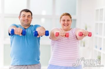人,運動,室內(nèi),白人,肥胖_476586368_Fat couple exercising with dumbbells and looking at the camera._創(chuàng)意圖片_Getty Images China