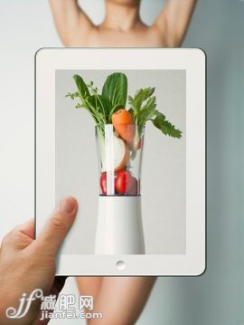 人,影棚拍攝,中間部分,45到49歲,手_534675591_Vegetables in mixer on tablet, and woman's body_創(chuàng)意圖片_Getty Images China