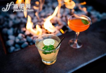 飲食,飲料,食品,含酒精飲料,戶外_558962177_Two cocktails by restaurant open fire_創(chuàng)意圖片_Getty Images China
