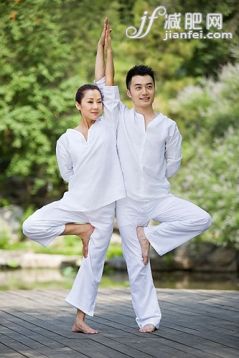 瑜伽,雙人瑜伽,樹式瑜伽姿勢(shì),松弛練習(xí),斜靠_a28ac35ac_練瑜伽的年輕男女_創(chuàng)意圖片_Getty Images China