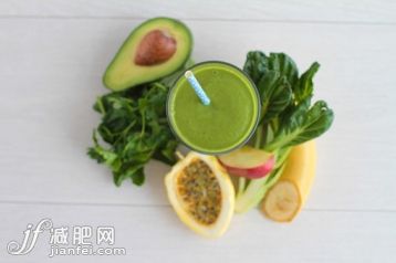 果汁,蔬菜,水果,香蕉,歐芹_558725969_Maracuya smoothie_創(chuàng)意圖片_Getty Images China