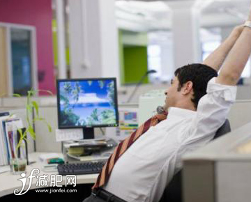 下班前可以做一些簡(jiǎn)單的拉伸運(yùn)動(dòng)