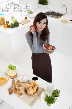 影棚拍攝,人,亞洲人,20到24歲,家庭生活_d3764e7e4_女性,家中廚房,_創(chuàng)意圖片_Getty Images China 影棚拍攝,人,亞洲人,20到24歲,家庭生活_d3764e7e4_女性,家中廚房,_創(chuàng)意圖片_Getty Images China