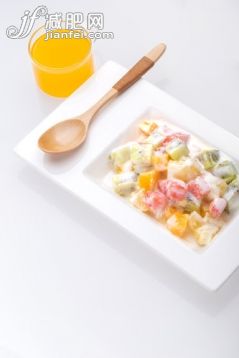 瓷器,攝影,自然,干凈,水果_aa45ca072_水果沙拉和果汁組合_創(chuàng)意圖片_Getty Images China