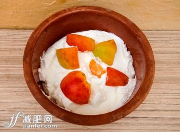 室內(nèi),碗,酸奶,早餐,白晝_561065411_Bowl of Greek yogurt with apricot_創(chuàng)意圖片_Getty Images China