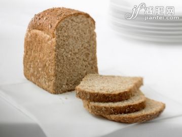 飲食,影棚拍攝,面包,切片食物,長面包_88689291_Close up of sliced loaf of fresh bread_創(chuàng)意圖片_Getty Images China