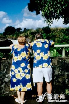 度假,旅游,1980-1989年圖片,1989,構(gòu)圖_200452491-001_USA, Hawaii, Hilo, man and woman overlooking waterfall, rear view_創(chuàng)意圖片_Getty Images China