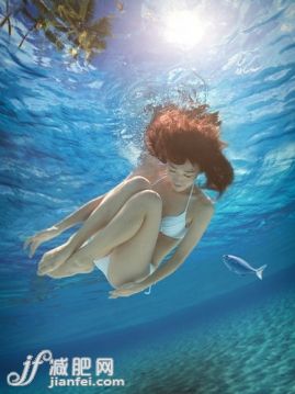 戶外,運動,休閑,旅行,水_1f9302c01_漂亮的青年女人在水下_創(chuàng)意圖片_Getty Images China