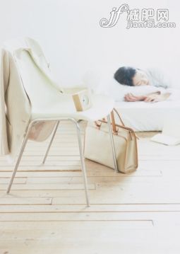 節(jié)日,白色,人,衣服,飲食_122607041_Alarm clock and business bag_創(chuàng)意圖片_Getty Images China 節(jié)日,白色,人,衣服,飲食_122607041_Alarm clock and business bag_創(chuàng)意圖片_Getty Images China