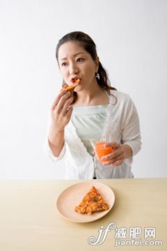 人,食品,飲食,影棚拍攝,35歲到39歲_84593407_Mid adult woman eating pizza_創(chuàng)意圖片_Getty Images China
