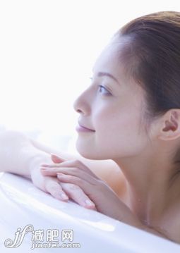 人,浴盆,影棚拍攝,室內(nèi),30歲到34歲_137742351_Woman taking a bath_創(chuàng)意圖片_Getty Images China