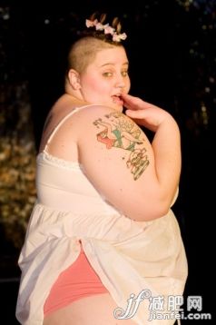 時(shí)尚,攝影,肖像,身體裝飾,穿洞的_200372016-001_Young woman with tatoo wearing baby doll dress, side view, portrait_創(chuàng)意圖片_Getty Images China